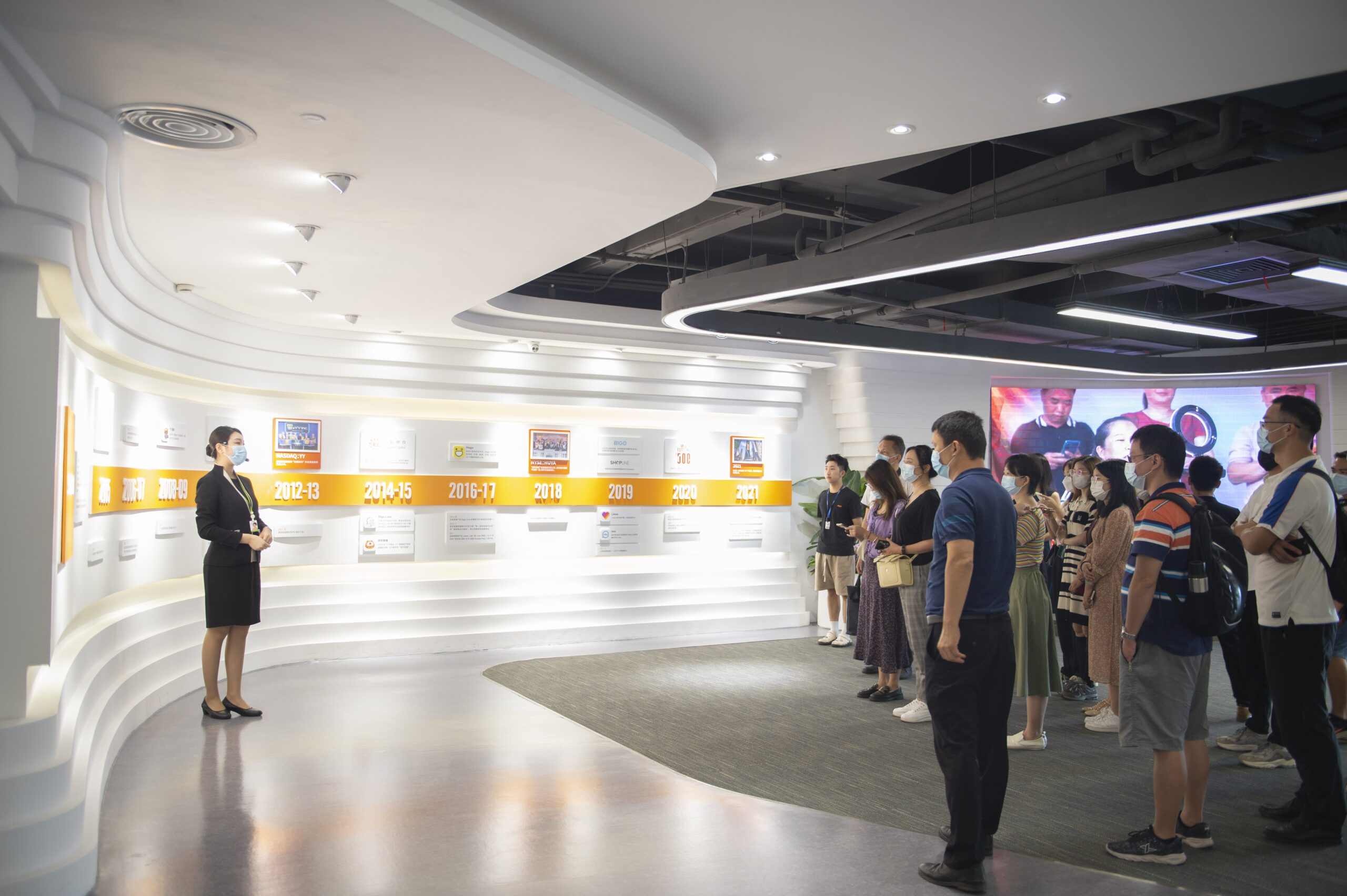 国培班老师赴前后仓国际珠宝、顺博家电数字贸易产教融合基地开展研学之旅,理实一体化产教融合平台,跨境电商实训平台,跨境电商教学实训系统,跨境电商产业学院解决方案,人才培养就业推送,跨境电商师资培训_www.itdayang.com